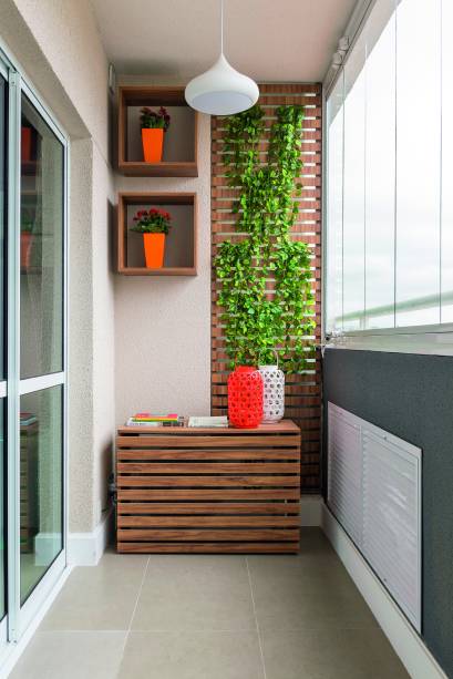 Os painéis com plantas, instaladas nas duas pontas da sacada garantem privacidade aos futuros moradores. Apartamento recém-entregue pela construtora em São Paulo, decorado pela arquiteta Stephanie Esposito, do escritório Studio 19.