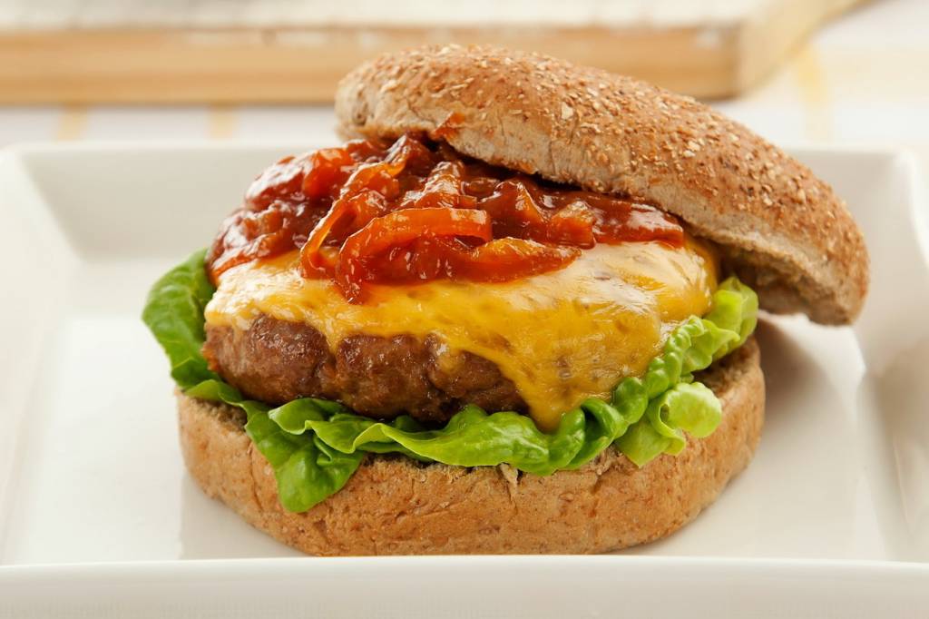 Hambúrguer com queijo reino e molho de cebolas caramelizadas