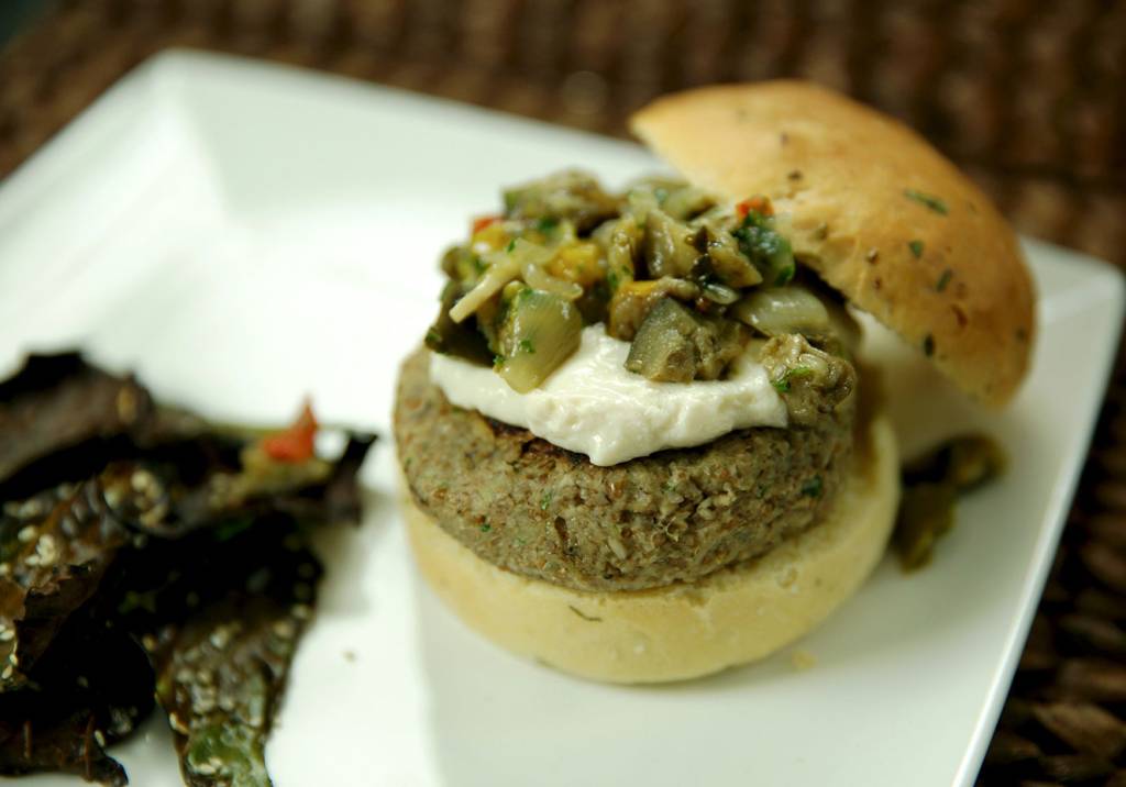 Este hambúrguer de cogumelos é rico em proteína. Anote a receita!