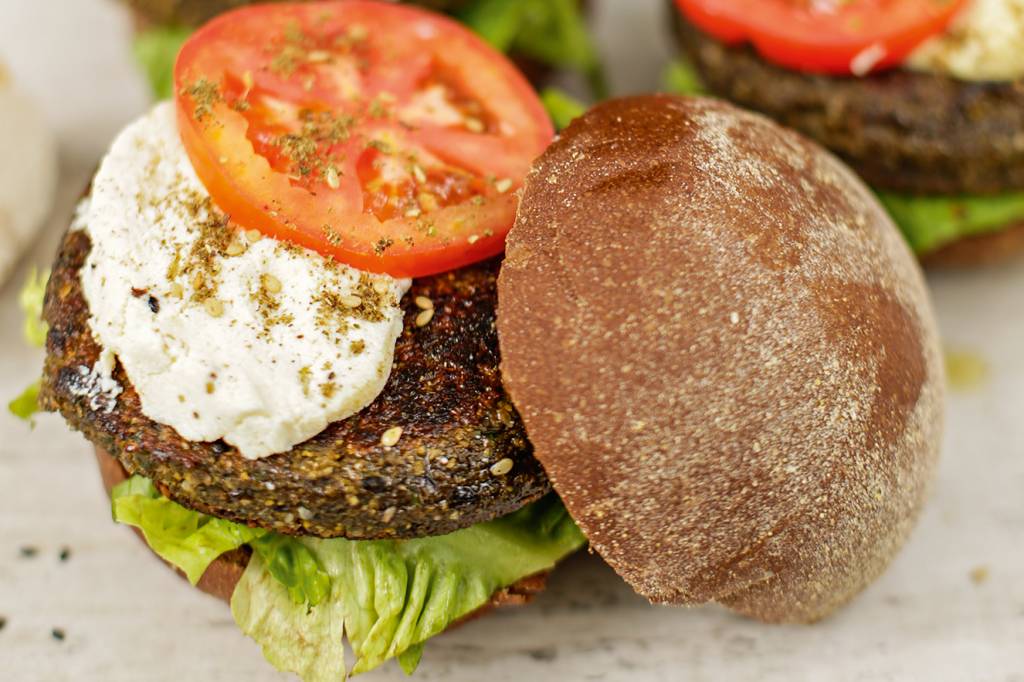 Hambúrguer de falafel com queijo chancliche