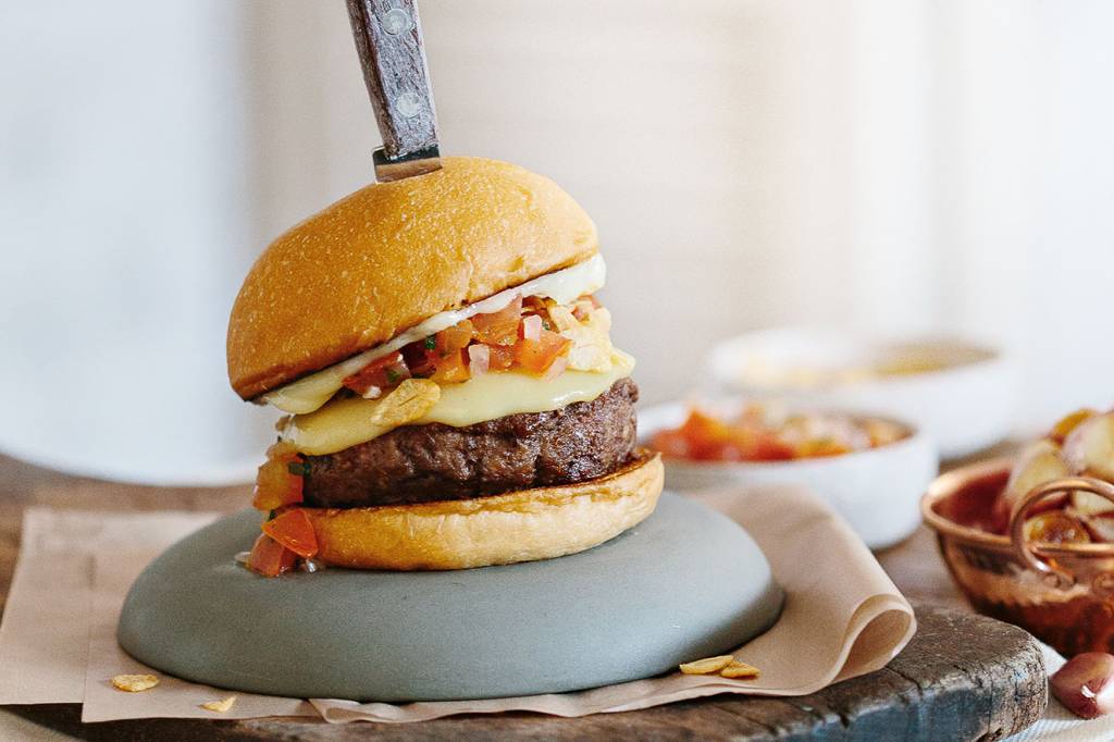 Hambúrguer com provolone e aÏoli