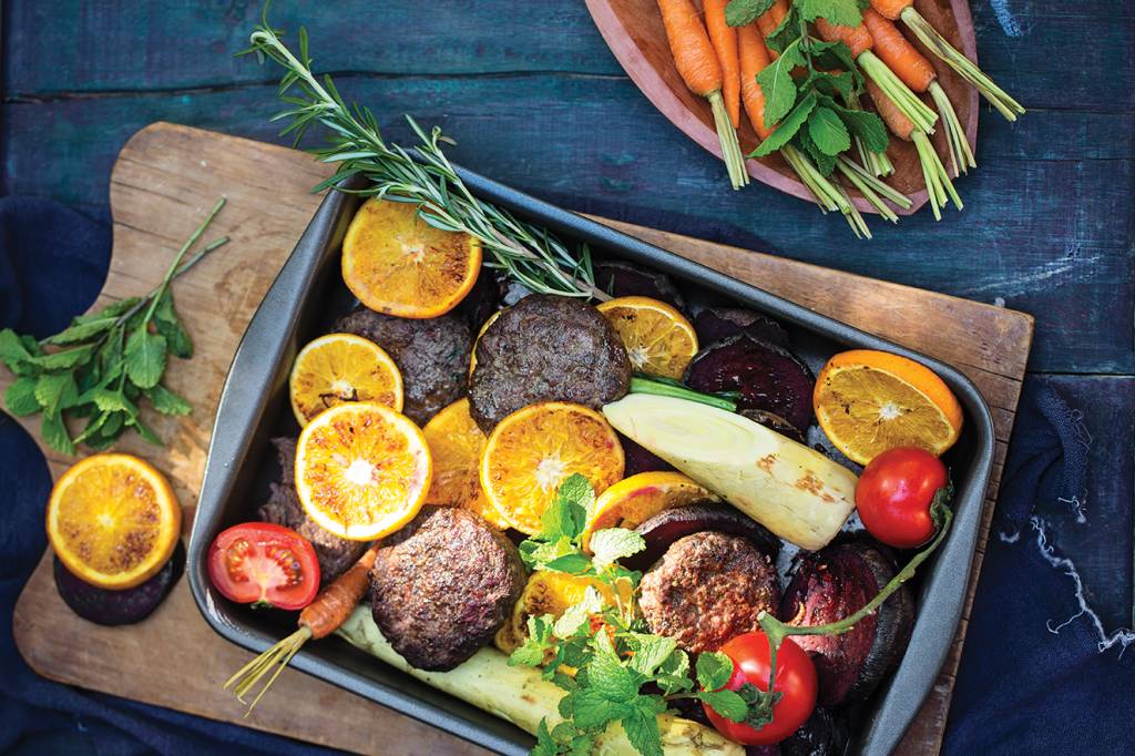 Hambúrguer de cordeiro com vegetais assados