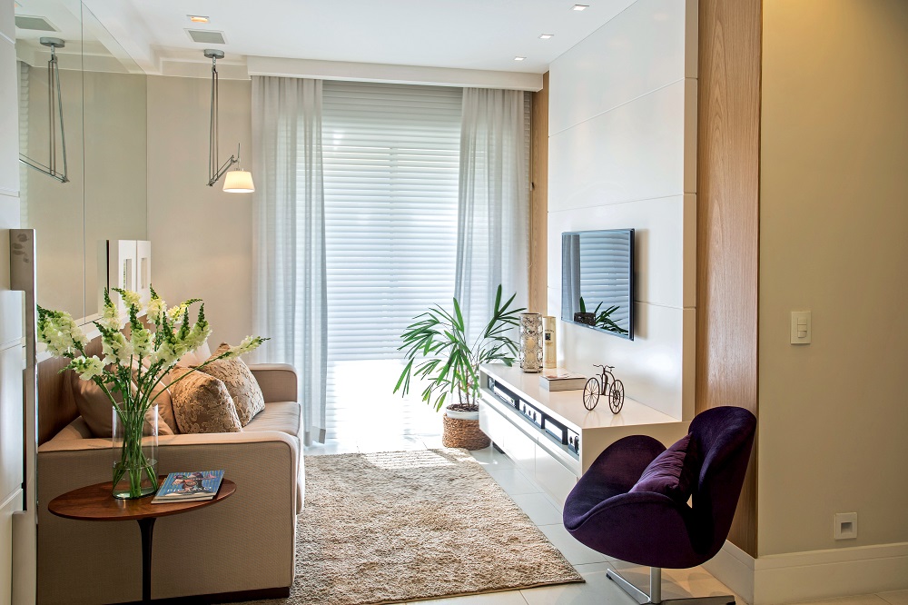 SOS Casa: posso instalar espelho na parede atrás do sofá? | CLAUDIA