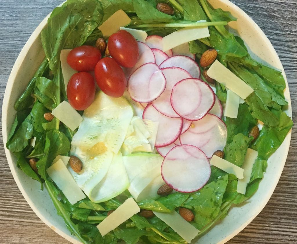Salada de rúcula, abobrinha, tomatinhos, parmesão e amêndoas