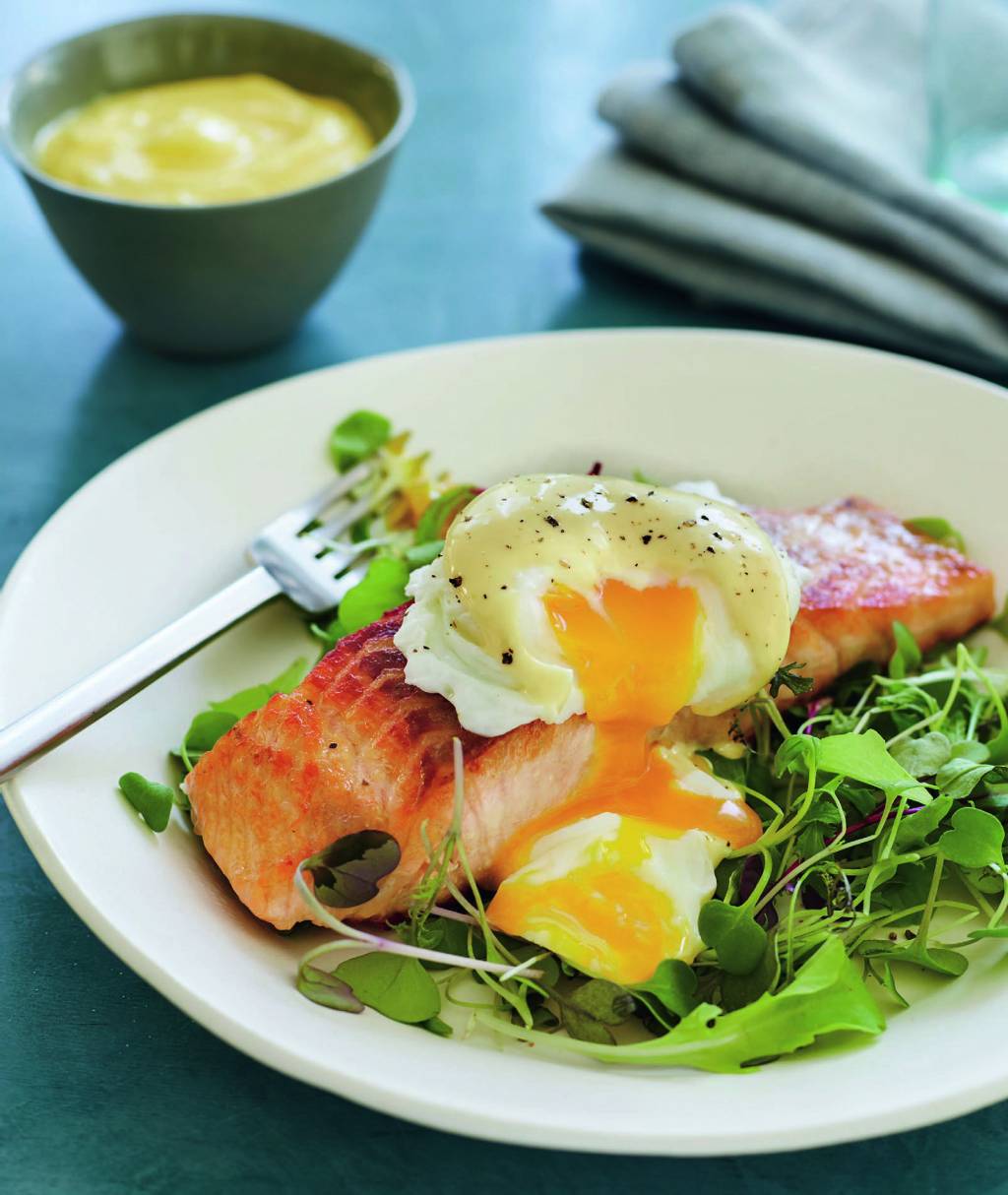 Salmão selado com ovos benedict para ganhar músculos