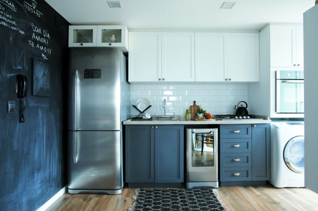 A blogueira Débora Alcântara e marido designer Fernando Sobzack elegeram cinza e branco para os armários da cozinha.