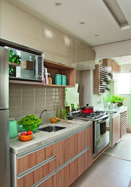 <span>Na cozinha, o vidro com película pintada nas portas dos módulos aéreos e os subway tiles (Liverpool, 24 x 7 cm, cor Nude. Portobello Shop) na parede da pia trazem um toque de modernidade. Projeto da</span> arquiteta Priscila Acra. <span>Na cozinha, o vidro com película pintada nas portas dos módulos aéreos e os subway tiles (Liverpool, 24 x 7 cm, cor Nude. Portobello Shop) na parede da pia trazem um toque de modernidade. Projeto da</span> arquiteta Priscila Acra.