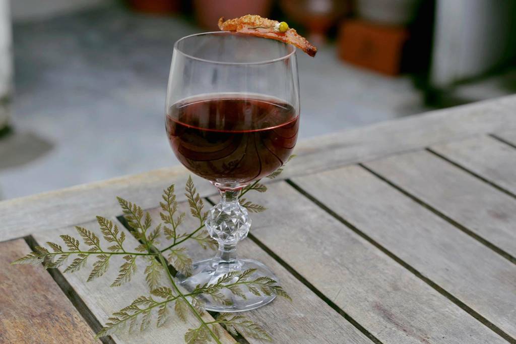 Impetus (drink de uísque com arroz negro, café e bacon)