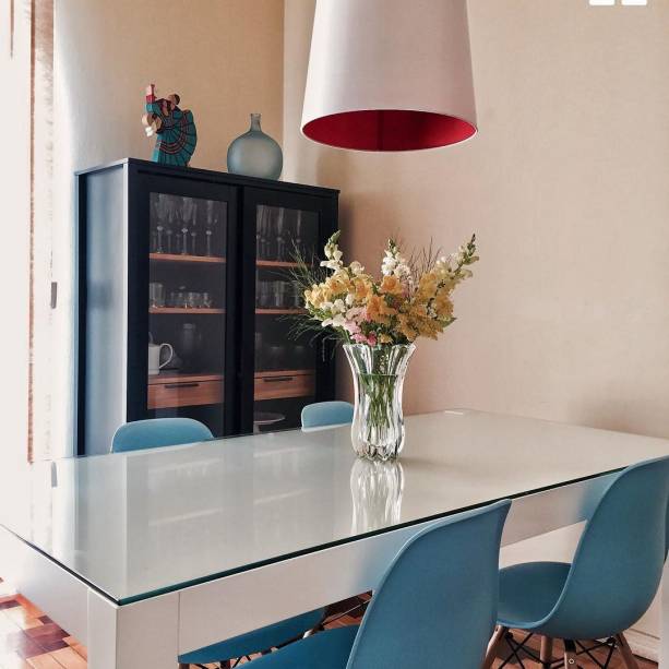 Inspirada no estilo escandinavo, a sala de jantar da <a href="https://www.instagram.com/casadeinspirar/" target="_blank" rel="noopener">@casadeinspirar</a> é composta por quatro cadeiras Eames na cor azul. E a pitada de cor não acaba aí: repare no vermelho na parte interna do pendente.