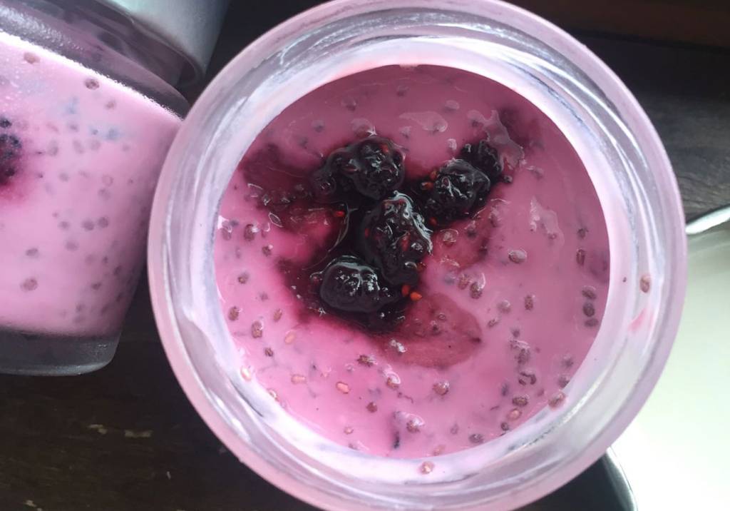 Iogurte com amora e chia é rico em proteínas, antioxidantes e fibras