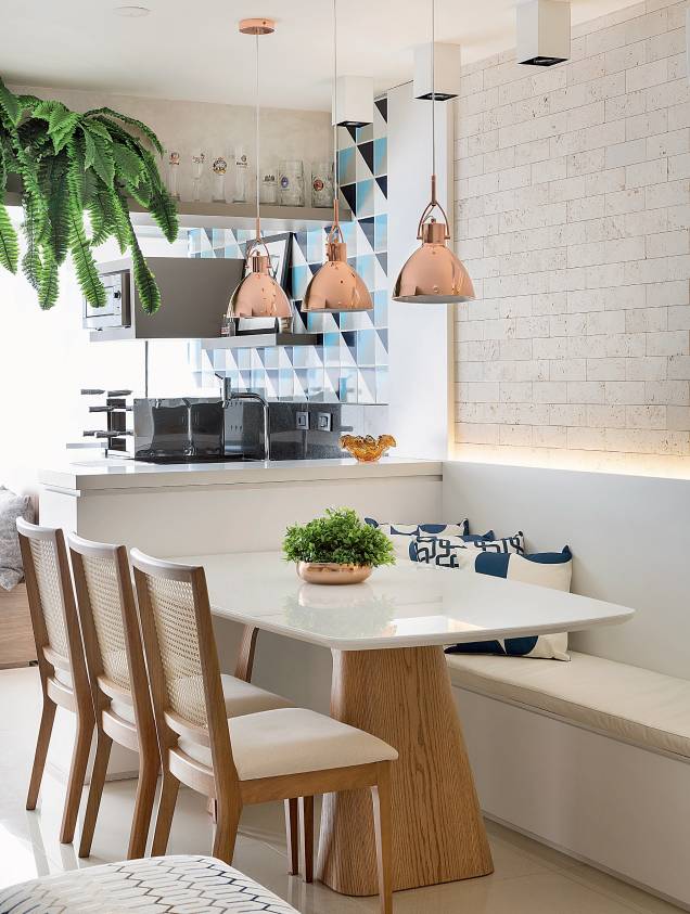 O capricho com os acabamentos não passa despercebido! A maior superfície da sala, que emoldura tanto a mesa de jantar quanto o painel da TV, recebeu charmosos tijolinhos de travertino (Anatólia Bruto Tradicional, 20,3 x 7,5 cm. Palimanan). Projeto Elen Saravalli. O capricho com os acabamentos não passa despercebido! A maior superfície da sala, que emoldura tanto a mesa de jantar quanto o painel da TV, recebeu charmosos tijolinhos de travertino (Anatólia Bruto Tradicional, 20,3 x 7,5 cm. Palimanan). Projeto Elen Saravalli.