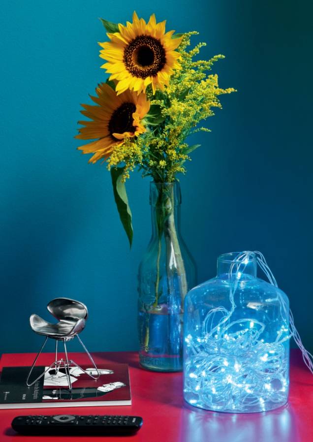 Uma ideia charmosa é usar as luzinhas dentro de vasos ou garrafas espalhados pelos ambientes. Uma ideia charmosa é usar as luzinhas dentro de vasos ou garrafas espalhados pelos ambientes.