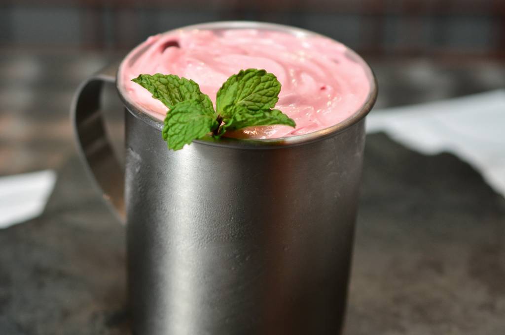 Moscow mule com espuma de amora (Joe’s mule)