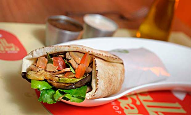 Kebab vegetariano de berinjela, abobrinha e cogumelos grelhados