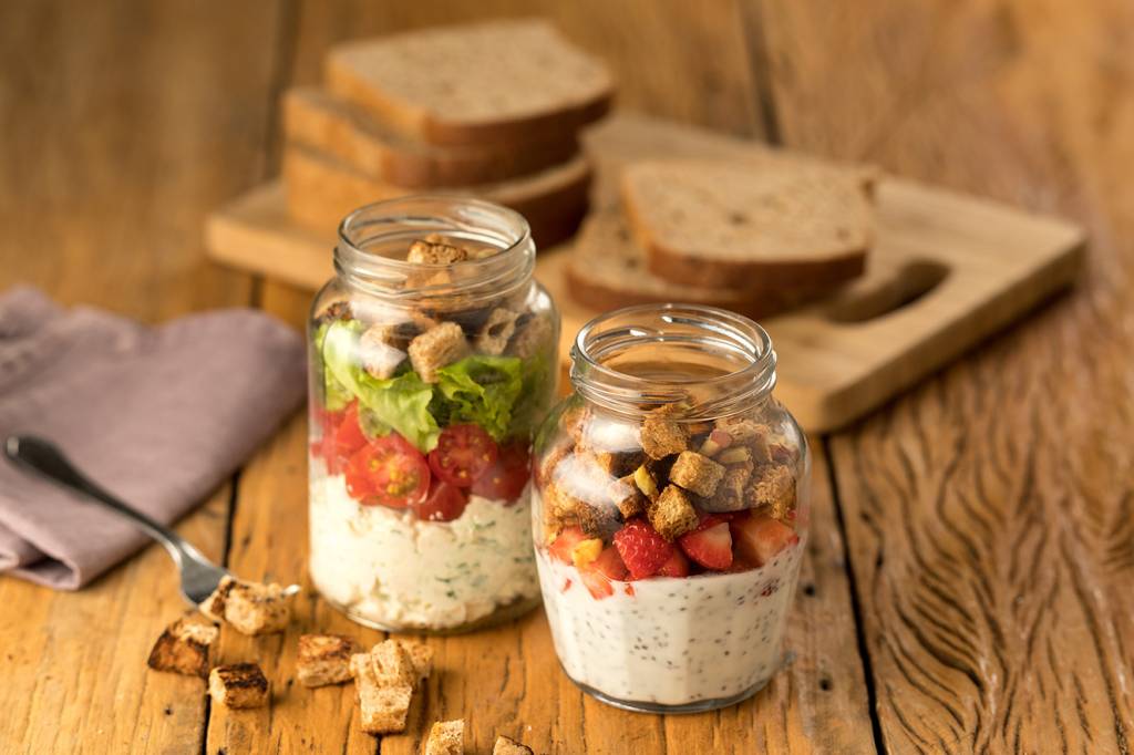 Lanche no pote com pão, iogurte e frutas