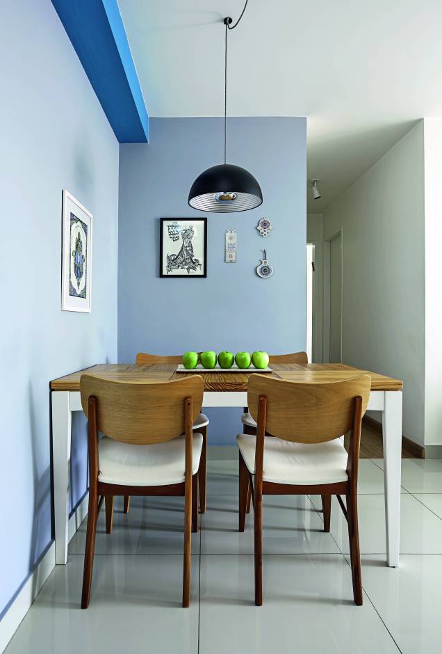 <span>Para incrementar o ambiente, as paredes receberam um tom cinza (Azul Balneário, ref. 70BG 40/050.) e a viga de azul (Pluma de Pavão, ref. 16BG 24/357) – ambas da Coral, em galões de 3,2 litros. “Assim, trouxemos um ponto de interesse para uma superfície que antes era sem vida”, conta a arquiteta Juliana Shwartzbaum.</span> <span>Para incrementar o ambiente, as paredes receberam um tom cinza (Azul Balneário, ref. 70BG 40/050.) e a viga de azul (Pluma de Pavão, ref. 16BG 24/357) – ambas da Coral, em galões de 3,2 litros. “Assim, trouxemos um ponto de interesse para uma superfície que antes era sem vida”, conta a arquiteta Juliana Shwartzbaum.</span>