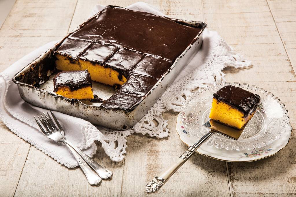Bolo de cenoura com cobertura de chocolate