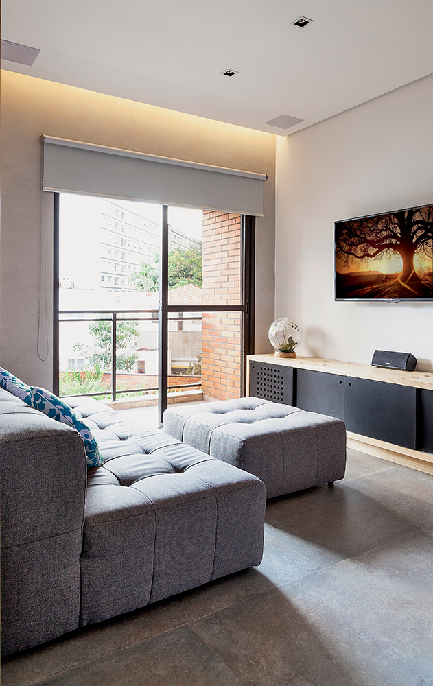<span>De visual minimalista, o mobiliário sob medida foi desenhado pela Tripper Arquitetura e produzido pela marcenaria Marcen Mello. Estofado modular (sofá e pufe Sofo. Tok&Stok, nessa ordem) e banquetas de metal enfatizam o clima despojado dos ambientes. Projeto das arquitetas Elmira Nogueira e Julia Chagas.</span> <span>De visual minimalista, o mobiliário sob medida foi desenhado pela Tripper Arquitetura e produzido pela marcenaria Marcen Mello. Estofado modular (sofá e pufe Sofo. Tok&Stok, nessa ordem) e banquetas de metal enfatizam o clima despojado dos ambientes. Projeto das arquitetas Elmira Nogueira e Julia Chagas.</span>