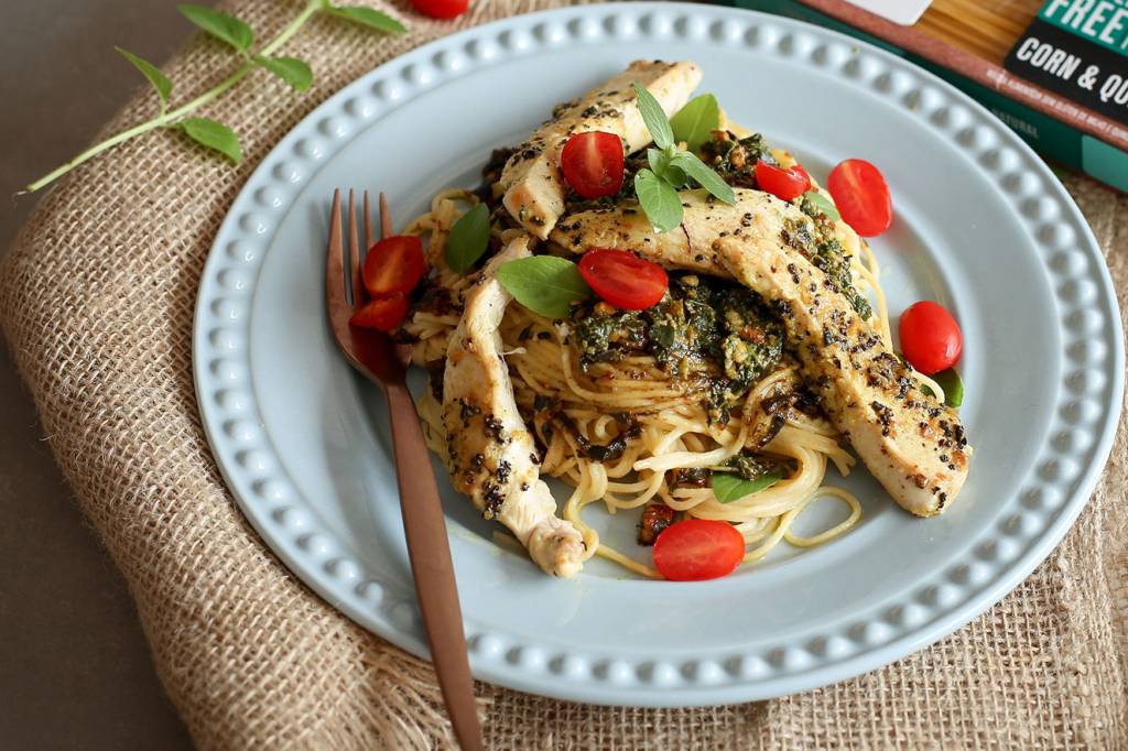 Espaguete de milho e quinoa com pesto e frango