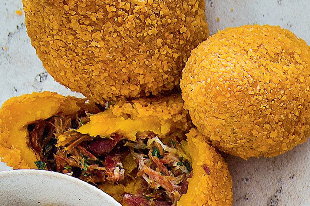 Coxinha com massa de abóbora e recheio de carne-seca acebolada