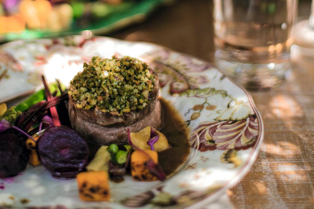 Medalhão de mignon com legumes