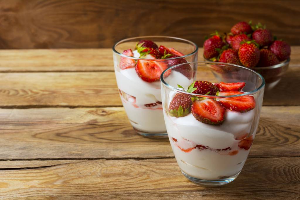 Merengue de morango com creme de queijo