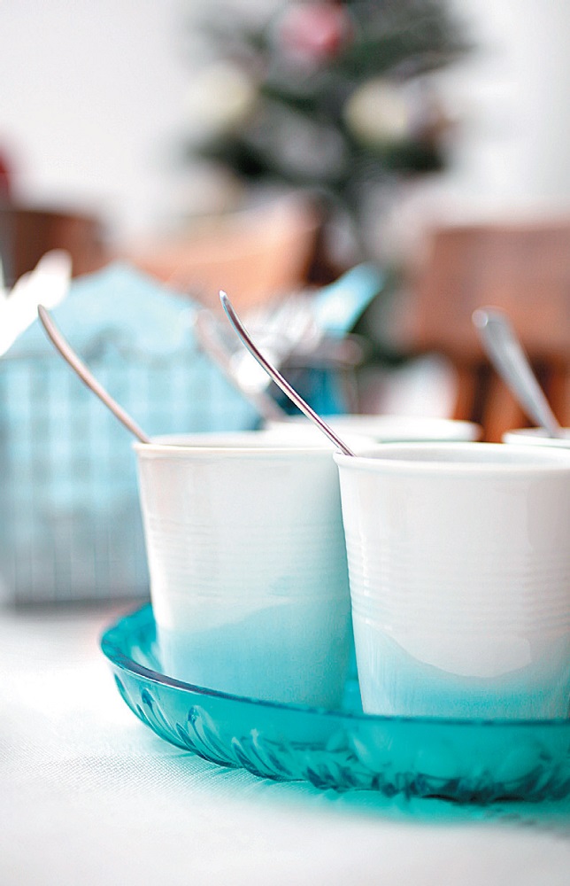 mesa-de-jantar-vestida-para-ceia-em-azul-e-branco-3