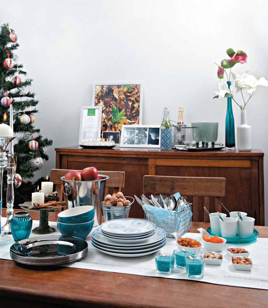 mesa-de-jantar-vestida-para-ceia-em-azul-e-branco