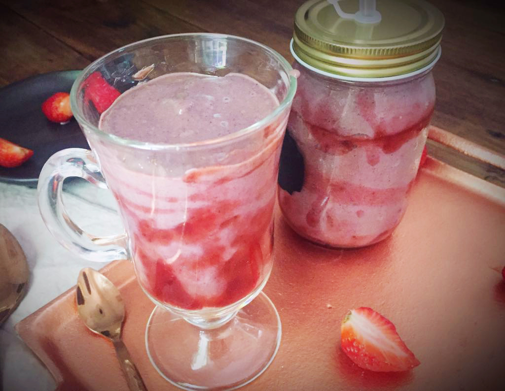 Milkshake low carb e vegano de morango e açaí