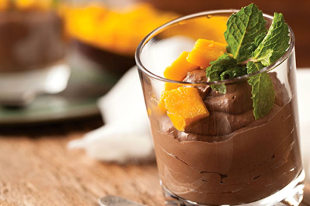 Mousse de cacau, abacate e manga