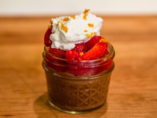 Mousse de avocado e chocolate com frutas vermelhas
