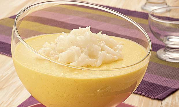 Musse de manga com calda de coco