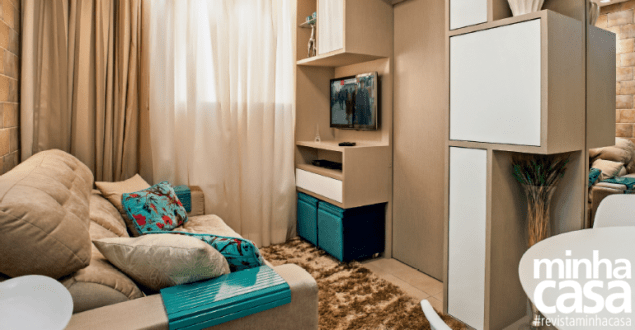 <span>Atrás do sofá, a aparência de tijolos foi conquistada com um truque: placas de cerâmica foram cortadas ao meio e assentadas em fileiras com posições desalinhadas. Projeto do escritório Only Design.</span> <span>Atrás do sofá, a aparência de tijolos foi conquistada com um truque: placas de cerâmica foram cortadas ao meio e assentadas em fileiras com posições desalinhadas. Projeto do escritório Only Design.</span>