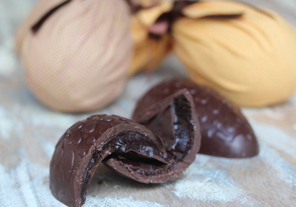 Ovo de Páscoa fit com ganache de biomassa de banana verde. Veja a receita