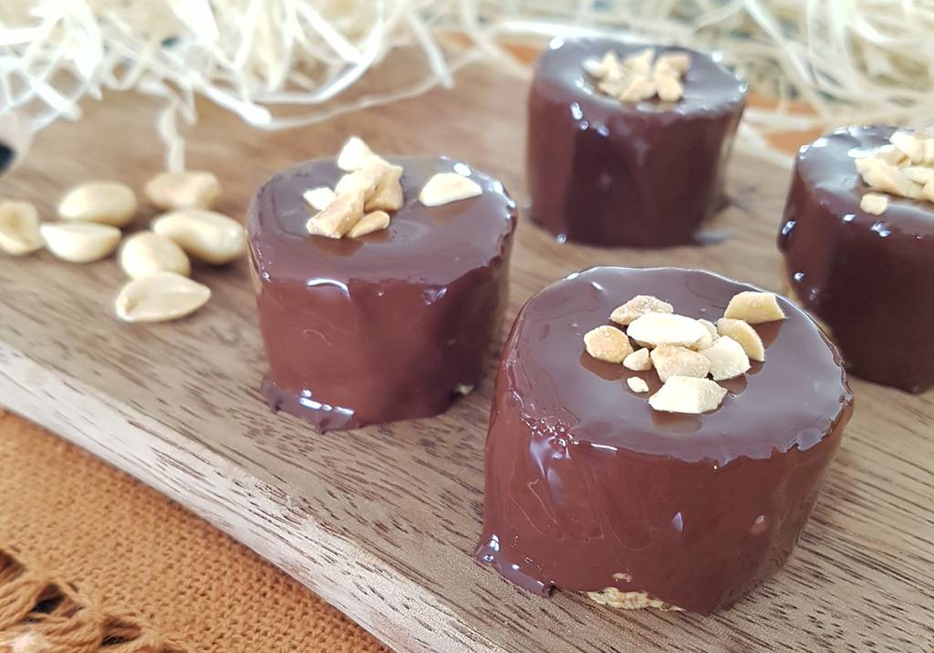 Essa paçoca com cobertura de chocolate fit vai adoçar o dia com poucas calorias