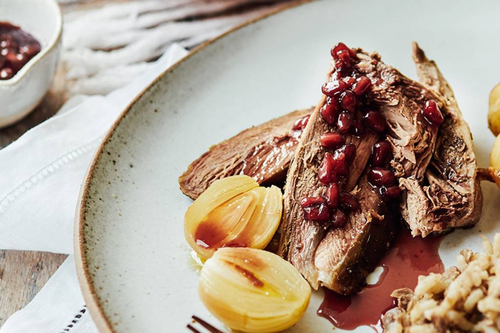Paleta de cabrito com molho de romã e batata assada