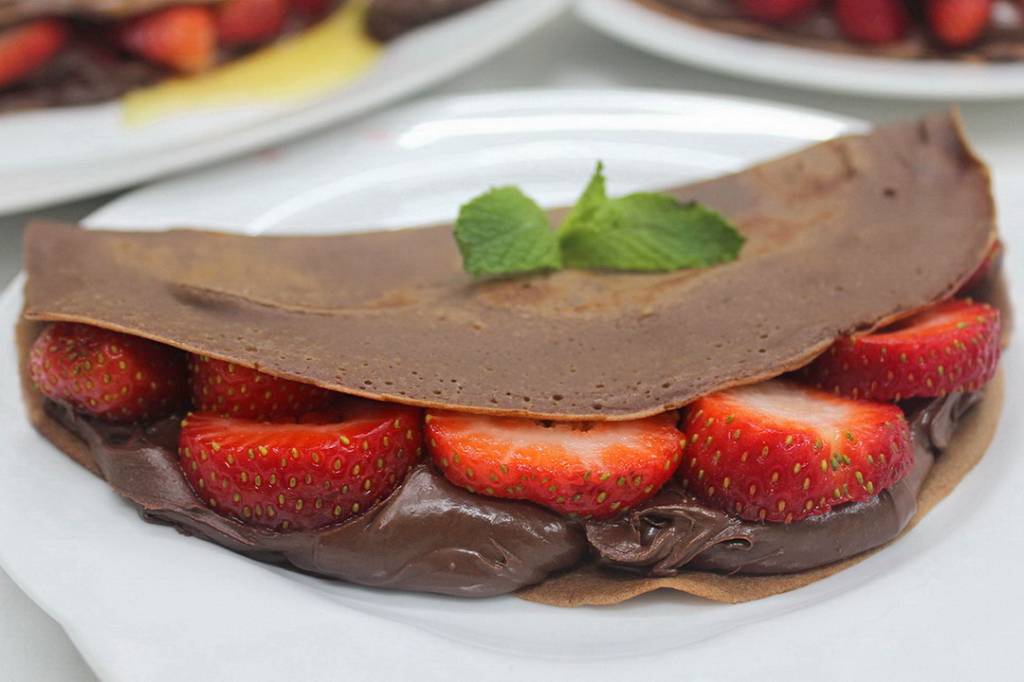 Panqueca de chocolate com morango e creme de avelã