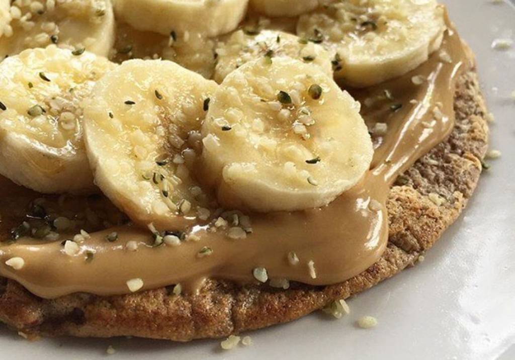 Panqueca fit com pasta de amendoim para ganhar energia