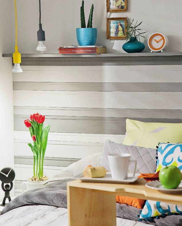 A cabeceira é feita todinha com rodapés de EVA, material que não pesa no bolso e é superfácil de trabalhar. Projeto da <span>arquiteta</span><span> Thaisa Camargo.</span> A cabeceira é feita todinha com rodapés de EVA, material que não pesa no bolso e é superfácil de trabalhar. Projeto da <span>arquiteta</span><span> Thaisa Camargo.</span>