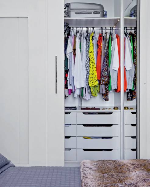 <span>Um recuo na planta mostrou-se perfeito para abrigar o closet. Projeto da designer de interiores Elvira Monteiro.</span>