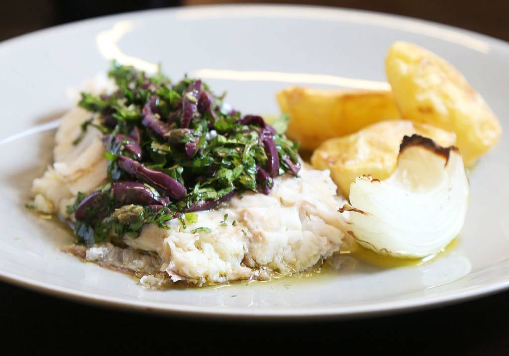 Pargo assado com batatas coradas e azeite de ervas