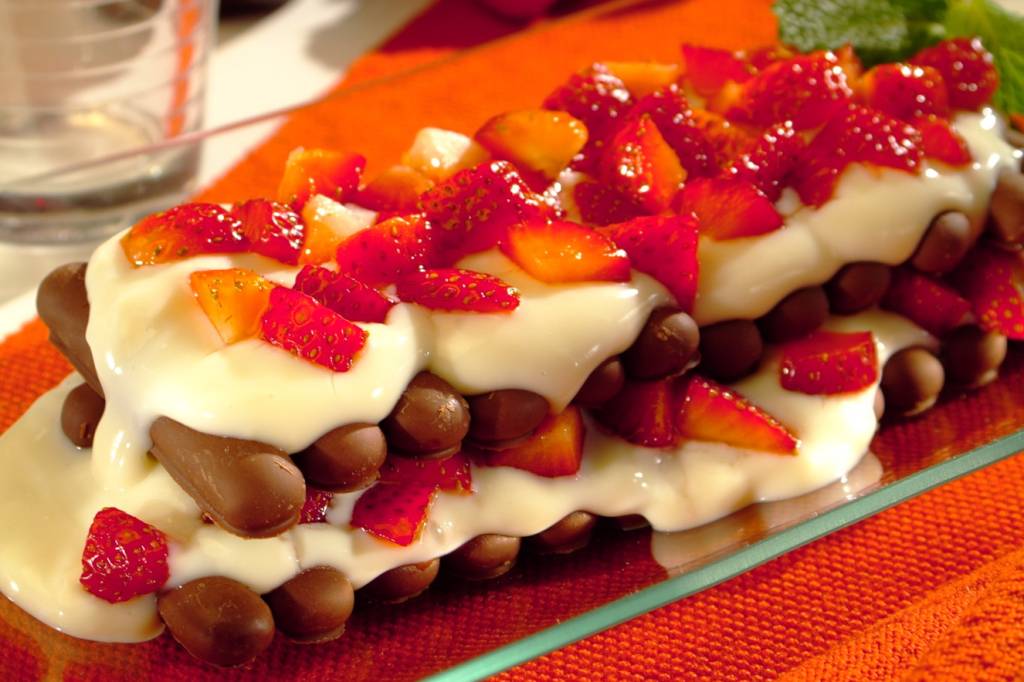 Pavê de morango com palitos de chocolate