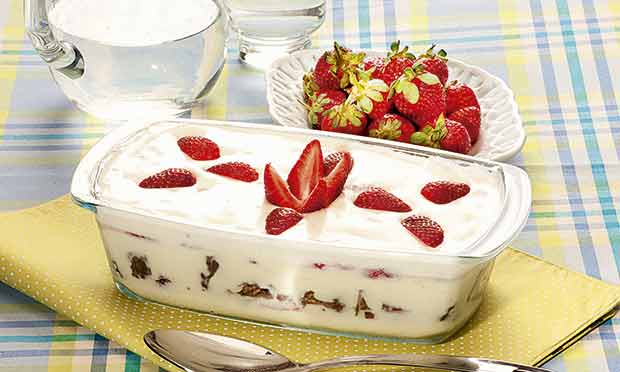 Pavê de morango com chocolate Bis®