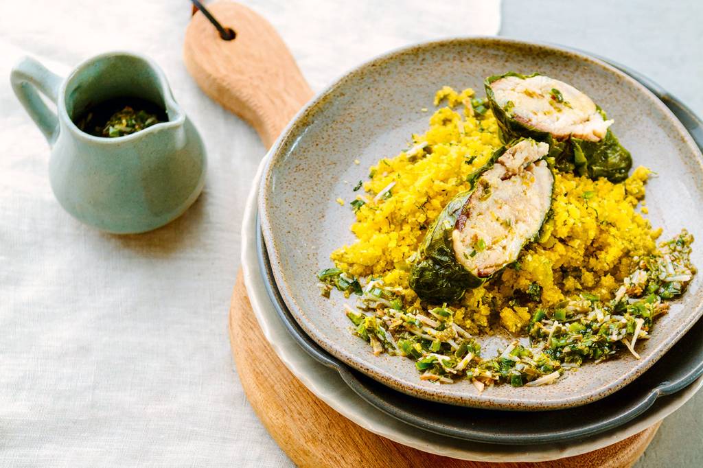 Peixe com couve, farofa de talos e vinagrete de alho-poró