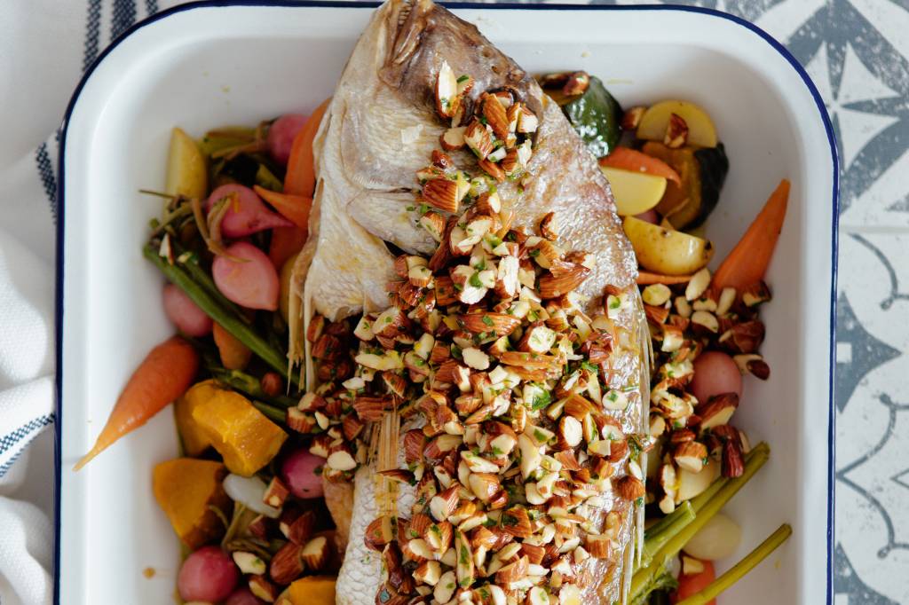 Peixe com crosta de amêndoa e legumes