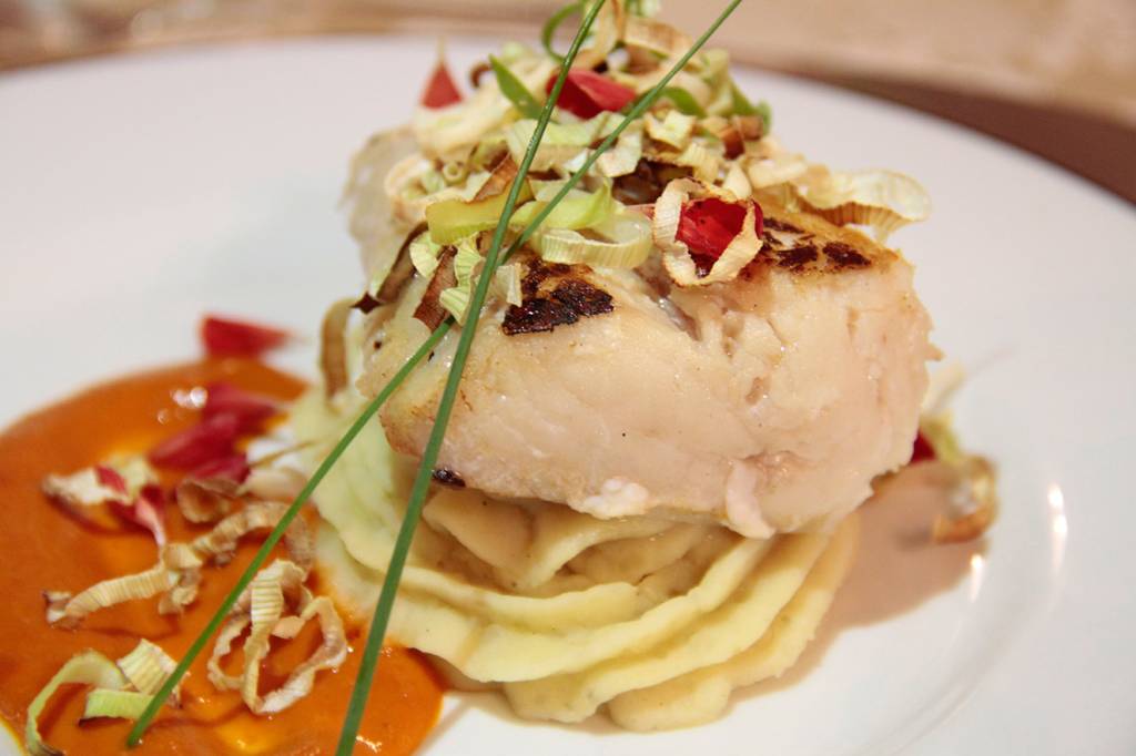 Peixe com alho-poró crocante e purê de banana