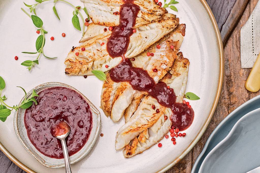 Peixe grelhado com geleia de açaí