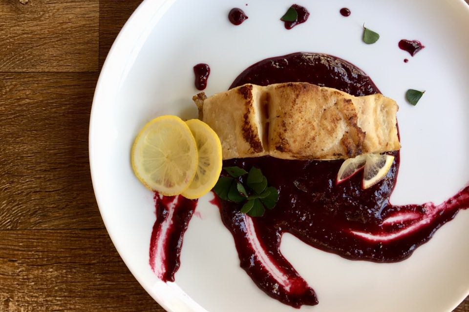 Pescada amarela com molho de jabuticaba
