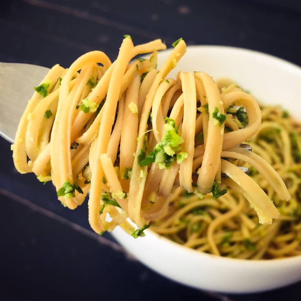 Molho pesto de brócolis com grão-de-bico
