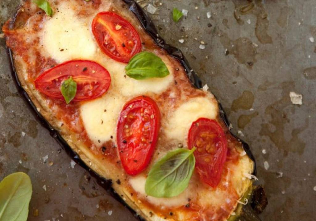 Pizza de berinjela para comemorar sem culpa